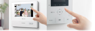 画面が大きく見やすいタッチパネル式の7型ワイド画面。ボタンを排除し「ふれる」の新感覚操作性。