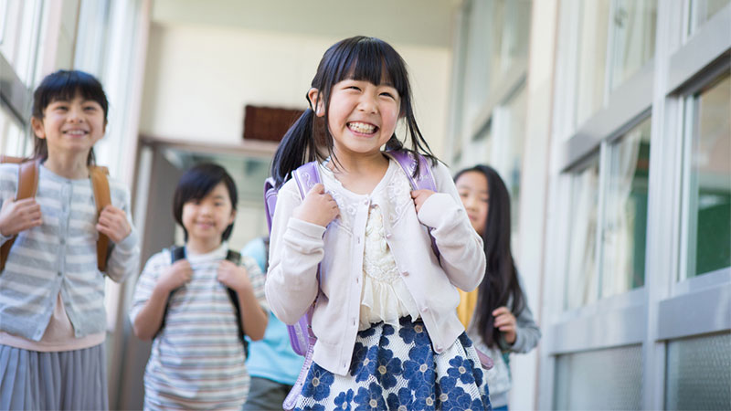 子供たちが笑顔で学校に通う