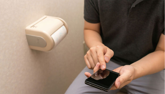 トイレでこもりスマホ