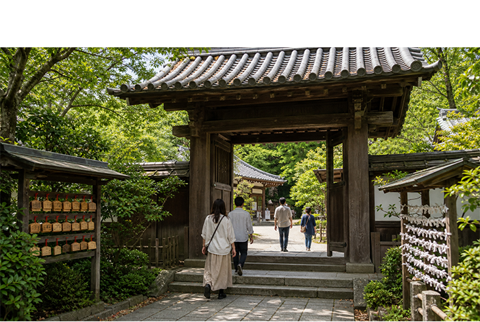 神社仏閣の山門や入口を来訪者が通る