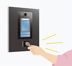 専⽤のキーをキーリーダーにかざして解錠している