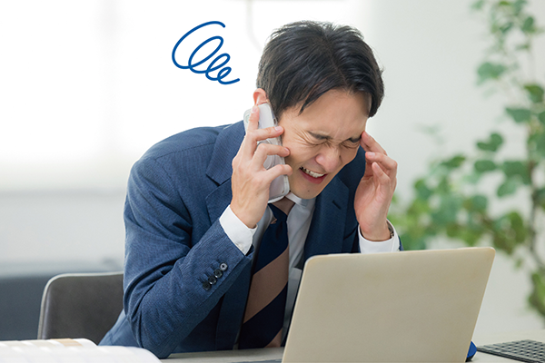 管理会社の担当男性社員がオートロック締め出し対応に頭を抱える